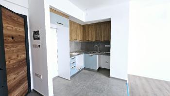 Alsancak bölgesinde, merkezi bir konumda, havuzlu bir sitede satılık 1+1 daire