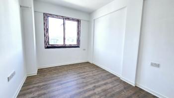 Alsancak bölgesinde, merkezi bir konumda, havuzlu bir sitede satılık 1+1 daire