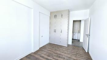 Alsancak bölgesinde, merkezi bir konumda, havuzlu bir sitede satılık 1+1 daire