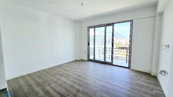 Alsancak bölgesinde, merkezi bir konumda, havuzlu bir sitede satılık 1+1 daire