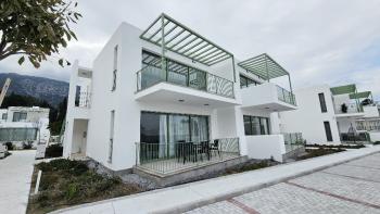 Tek Yetkili! Girne Lapta'da Denize Sıfır Sitede, Beyaz Eşyalı 2+1, Muhteşem Deniz Manzaralı Satılık Daire