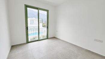 Tek Yetkili! Girne Lapta'da Denize Sıfır Sitede, Beyaz Eşyalı 2+1, Muhteşem Deniz Manzaralı Satılık Daire