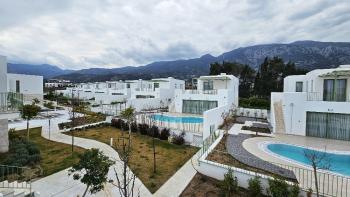 Tek Yetkili! Girne Lapta'da Denize Sıfır Sitede, Beyaz Eşyalı 2+1, Muhteşem Deniz Manzaralı Satılık Daire