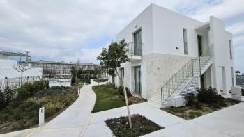 Tek Yetkili! Girne Lapta'da Denize Sıfır Sitede, Beyaz Eşyalı 2+1, Muhteşem Deniz Manzaralı Satılık Daire
