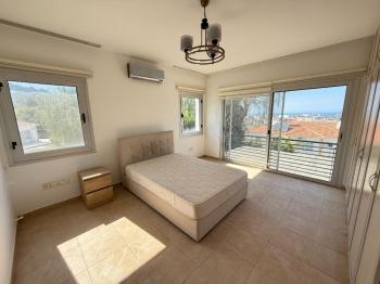 Girne Edremitte Havuzlu ve Manzaralı Ensuite 3+1 Kiralık Eşyasız Villa 