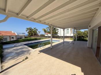 Girne Edremitte Havuzlu ve Manzaralı Ensuite 3+1 Kiralık Eşyasız Villa 