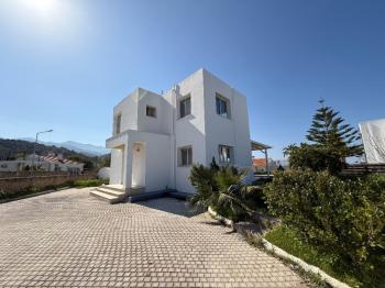 Girne Edremitte Havuzlu ve Manzaralı Ensuite 3+1 Kiralık Eşyasız Villa 