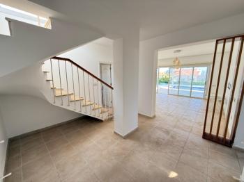 Girne Edremitte Havuzlu ve Manzaralı Ensuite 3+1 Kiralık Eşyasız Villa 