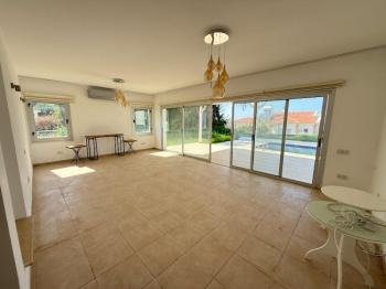 Girne Edremitte Havuzlu ve Manzaralı Ensuite 3+1 Kiralık Eşyasız Villa 
