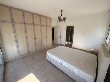 Girne Edremitte Havuzlu ve Manzaralı Ensuite 3+1 Kiralık Eşyasız Villa 
