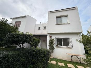 Girne Karaoğlanoğlunda Havuzlu Sitede Kiralık 3+1 İkiz Ev 