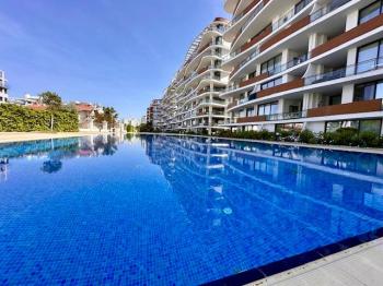 Girne’nin En Prestijli Sitesinde Full Deniz Manzaralı 4+1 Lüks Daire