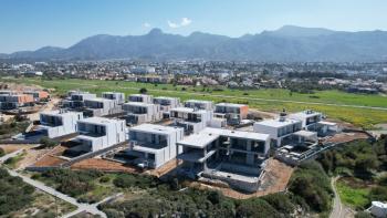 Kıbrıs Girne Çatalköy Bölgesinde Denize Sıfır 960 m2 Arsa İçerisinde 5+1 Süper Lüks Türk Tapulu Villa