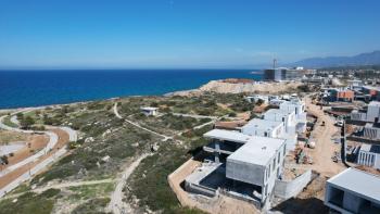 Kıbrıs Girne Çatalköy Bölgesinde Denize Sıfır 960 m2 Arsa İçerisinde 5+1 Süper Lüks Türk Tapulu Villa