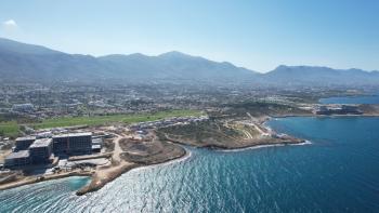 Kıbrıs Girne Çatalköy Bölgesinde Denize Sıfır 960 m2 Arsa İçerisinde 5+1 Süper Lüks Türk Tapulu Villa