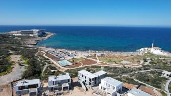 Kıbrıs Girne Çatalköy Bölgesinde Denize Sıfır 960 m2 Arsa İçerisinde 5+1 Süper Lüks Türk Tapulu Villa