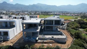 Kıbrıs Girne Çatalköy Bölgesinde Denize Sıfır 960 m2 Arsa İçerisinde 5+1 Süper Lüks Türk Tapulu Villa