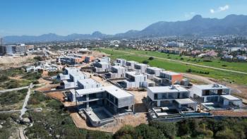 Kıbrıs Girne Çatalköy Bölgesinde Denize Sıfır 960 m2 Arsa İçerisinde 5+1 Süper Lüks Türk Tapulu Villa
