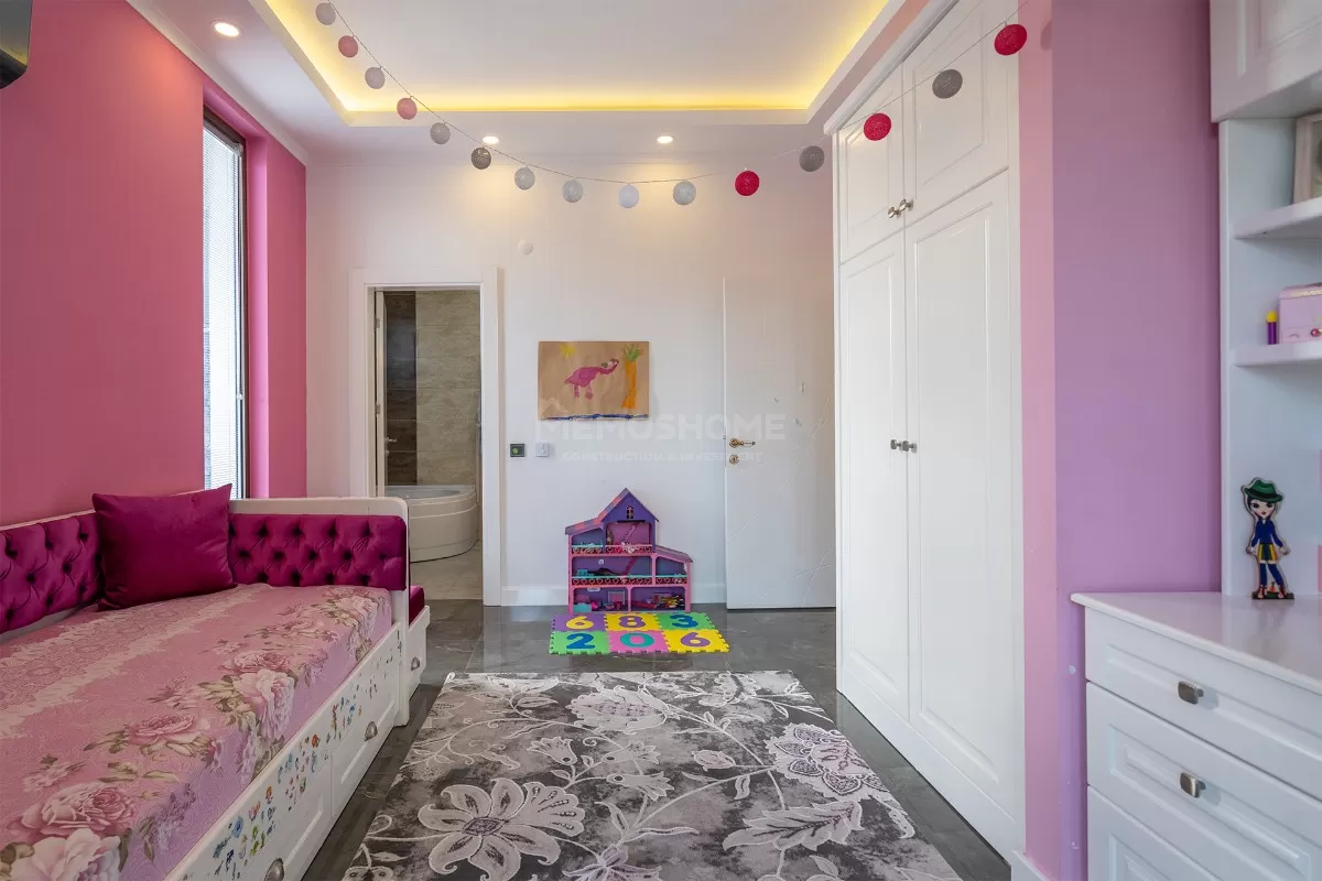 Stunning 3+1 with Full Sea