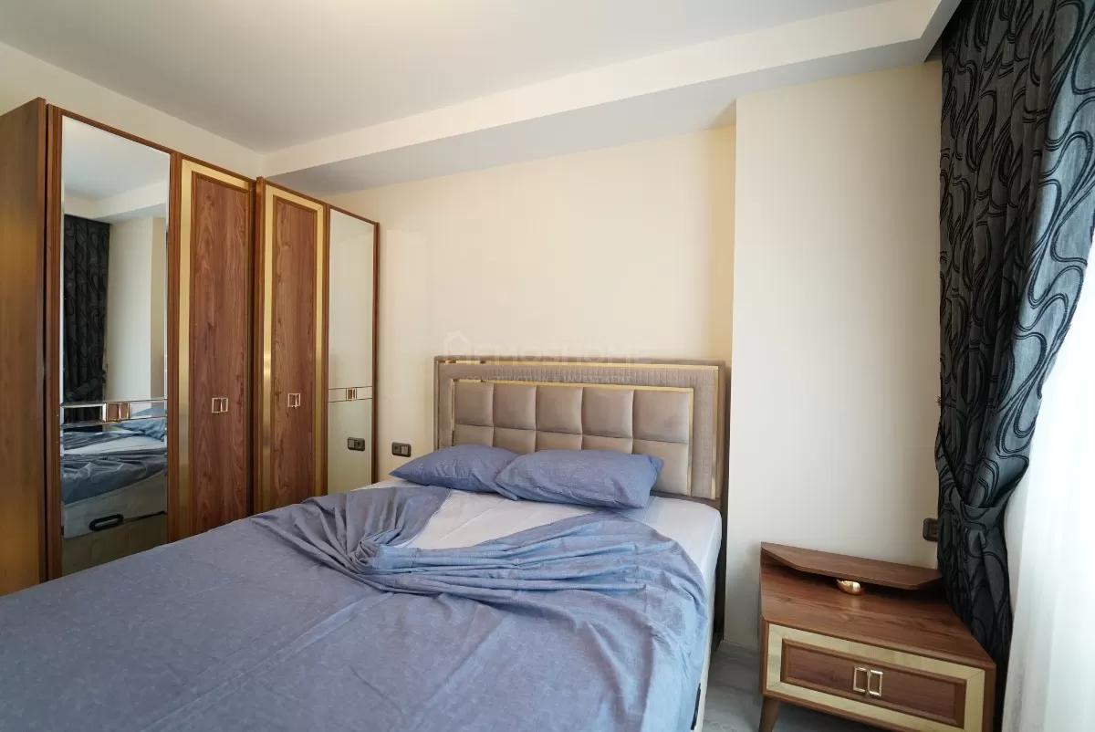 Romslig fullt møblert 2+1 med havutsikt