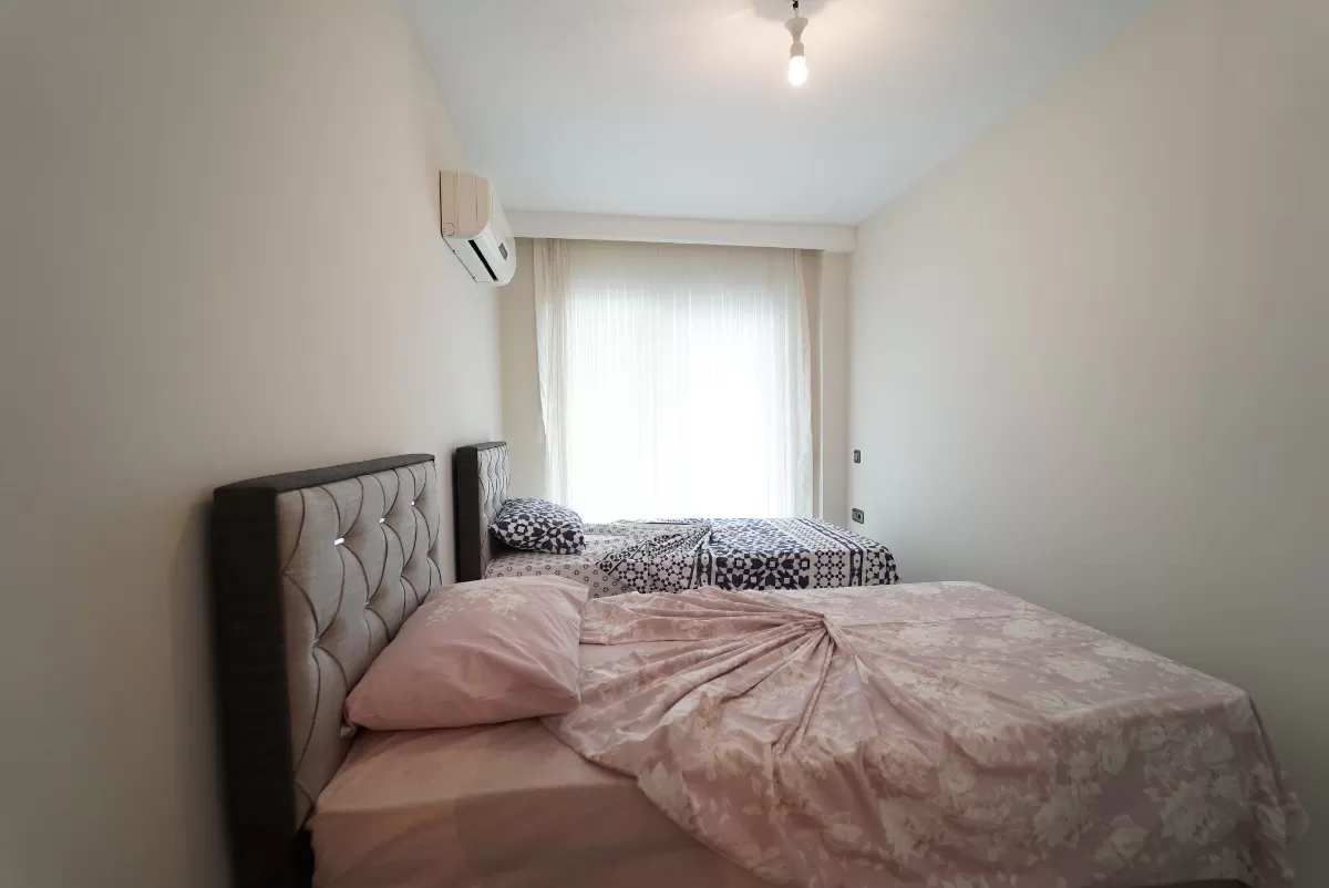 Romslig fullt møblert 2+1 med havutsikt