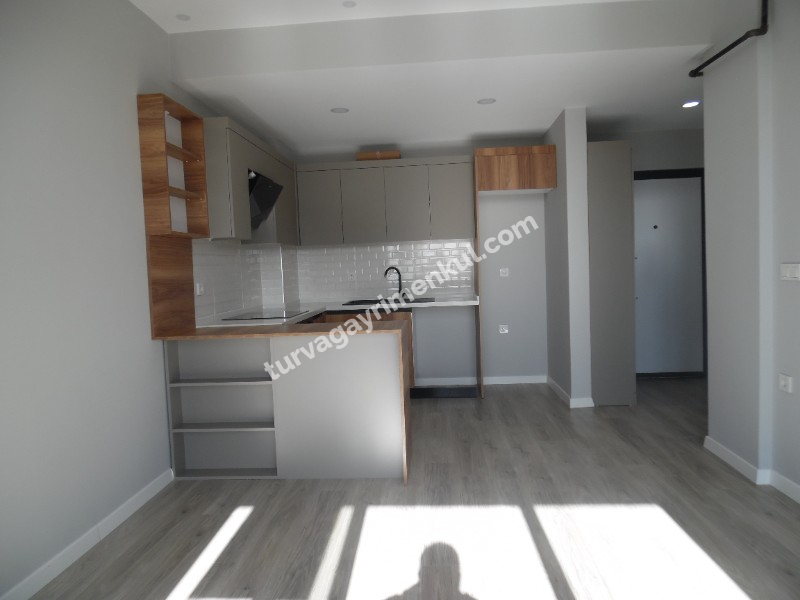 ÇORLU HÜRRİYET MAHALLESİNDE ÇEVRE YOLUNA YAKIN 1+1 KİRALIK SİTE İÇİ DAİRE 
