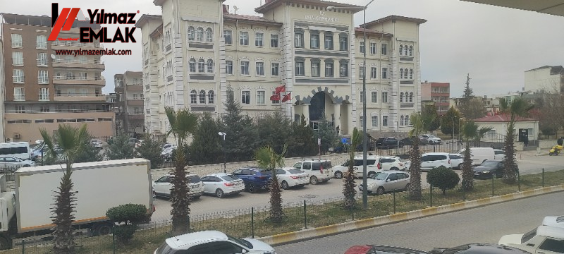 KAHTA KAYMAKAMLIK KARŞISINDA ANA CADDEDE KİRALIK 300 m² DÜKKAN