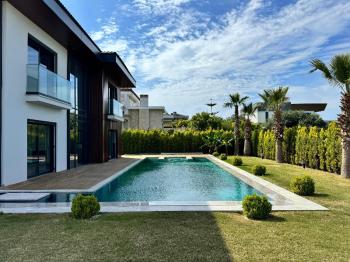 Çeşme Mamurbaba'da Satılık Sıfır Lüks Villa