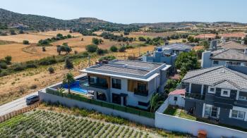 Çesme'nin En huzurlu lokasyonunda Yüzme Havuzlu Yeni Villa