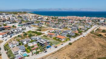 Çesme'nin En huzurlu lokasyonunda Yüzme Havuzlu Yeni Villa