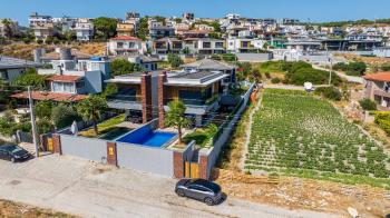 Çesme'nin En huzurlu lokasyonunda Yüzme Havuzlu Yeni Villa