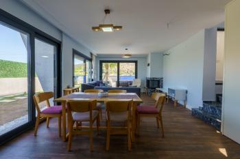 Çesme'nin En huzurlu lokasyonunda Yüzme Havuzlu Yeni Villa