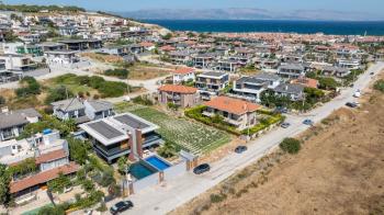 Çesme'nin En huzurlu lokasyonunda Yüzme Havuzlu Yeni Villa