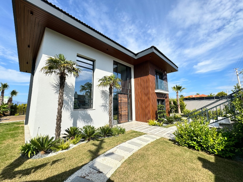 Çeşme Mamurbaba'da Satılık Sıfır Lüks Villa