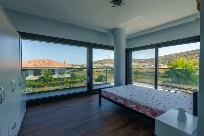 Çesme'nin En huzurlu lokasyonunda Yüzme Havuzlu Yeni Villa