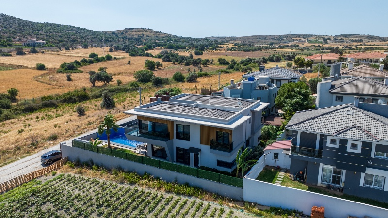 Çesme'nin En huzurlu lokasyonunda Yüzme Havuzlu Yeni Villa