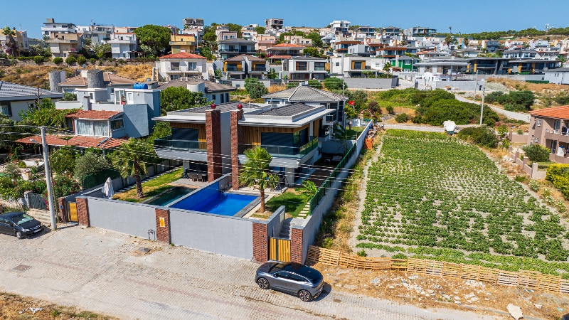 Çesme'nin En huzurlu lokasyonunda Yüzme Havuzlu Yeni Villa