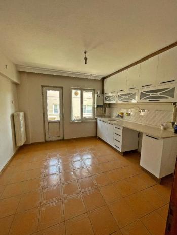 AFYON ÜÇOK EMLAKTAN İSTİKLAL MAH KİRALIK 3+1 ARAKAT DAİRE