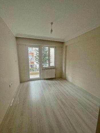 AFYON ÜÇOK EMLAKTAN GÜVENEVLER MAH KİRALIK 2+1 BAKIMLI GENİŞ DAİRE