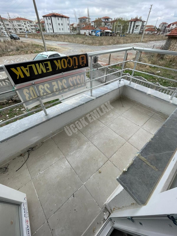 AFYON ÜÇOK EMLAKTAN MAREŞAL F ÇAKMAK MAH SATILIK 3 YAŞINDA 3+1 DAİRE