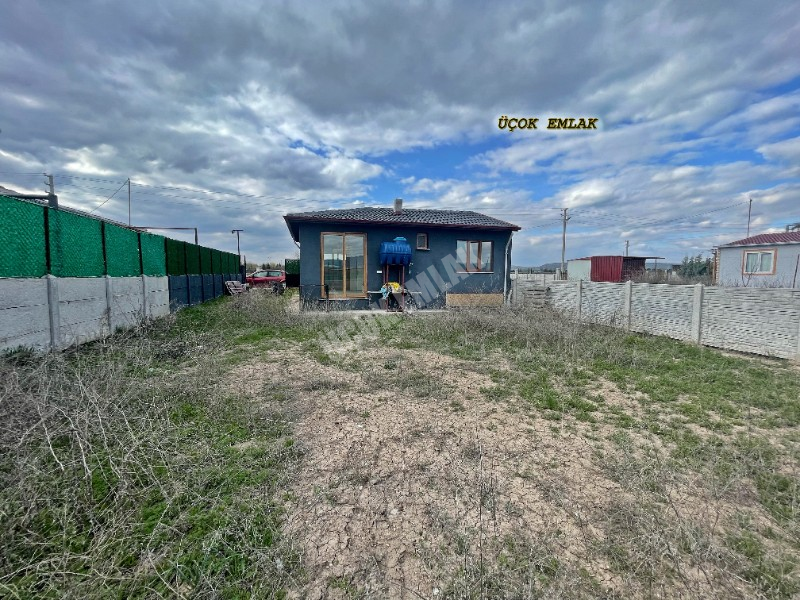 AFYON ÜÇOK EMLAKTAN SALAR KSB KONYAYOLU CİVARI 319M² ARSA İÇİNDE 1+1 HOBİ EVİ