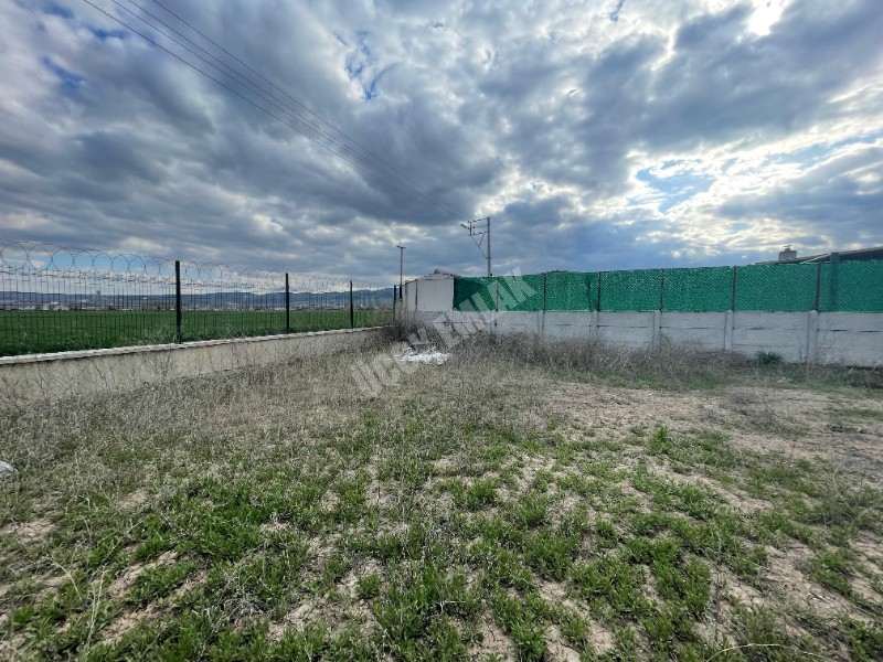 AFYON ÜÇOK EMLAKTAN SALAR KSB KONYAYOLU CİVARI 319M² ARSA İÇİNDE 1+1 HOBİ EVİ