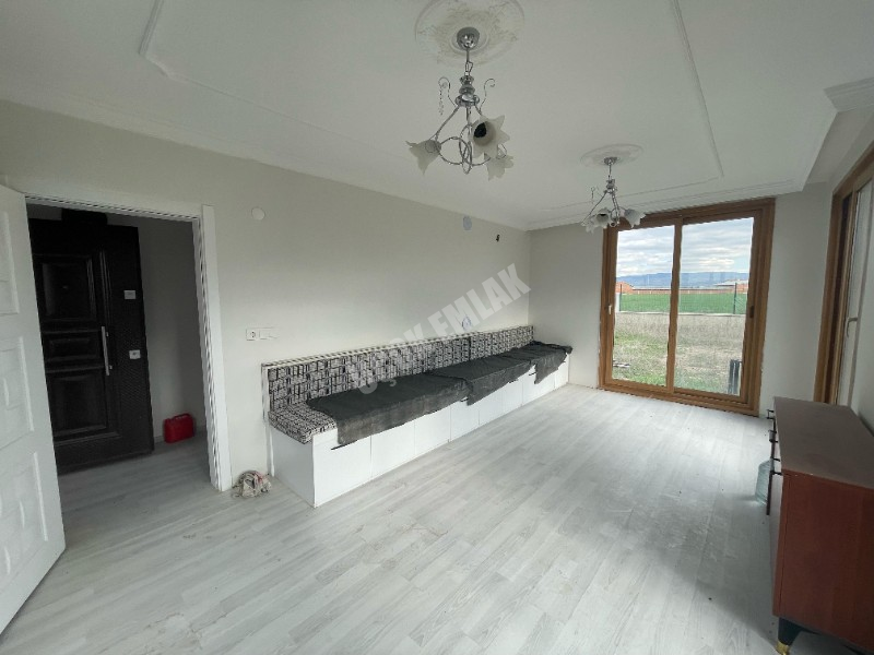 AFYON ÜÇOK EMLAKTAN SALAR KSB KONYAYOLU CİVARI 319M² ARSA İÇİNDE 1+1 HOBİ EVİ