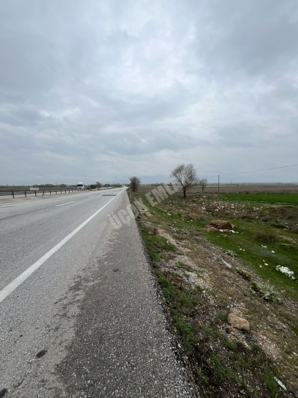 AFYON ÜÇOK EMLAKTAN ÇAY KIZILDAĞ MEVKİ KONYA YOLU ÜZERİ SATILIK 6.875M² TARLA