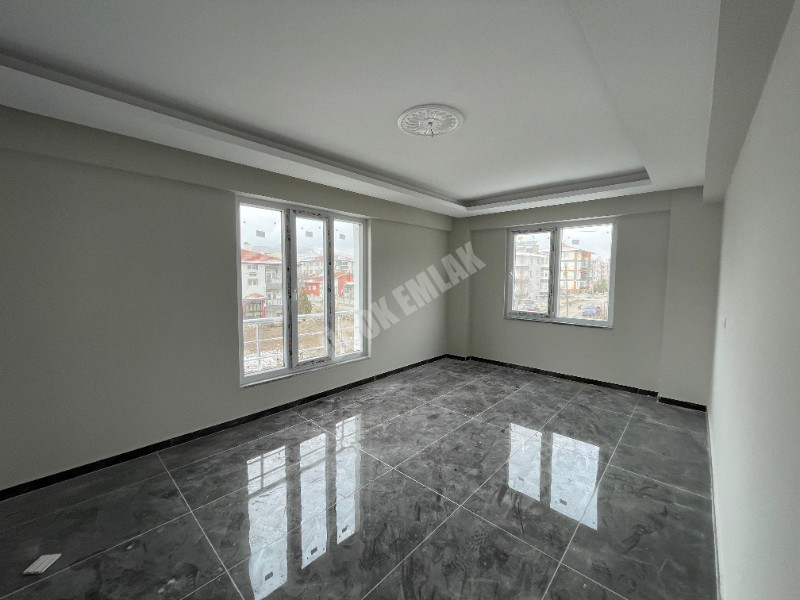 AFYON ÜÇOK EMLAKTAN MAREŞAL DE KİRALIK 2+1 ARAKAT SIFIR AYARINDA LÜX DAİRE