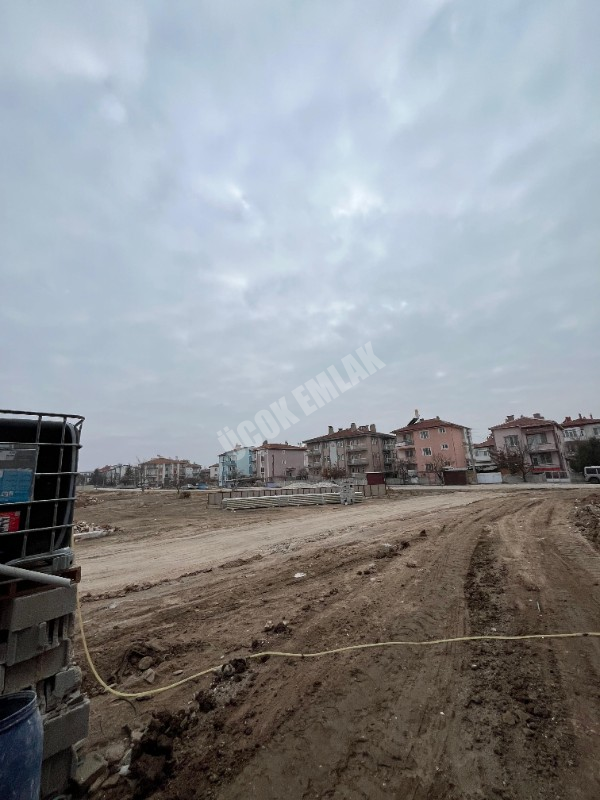 AFYON ÜÇOK EMLAKTAN VEYSEL KARANİ MAH KİRALIK 100M DÜKKAN