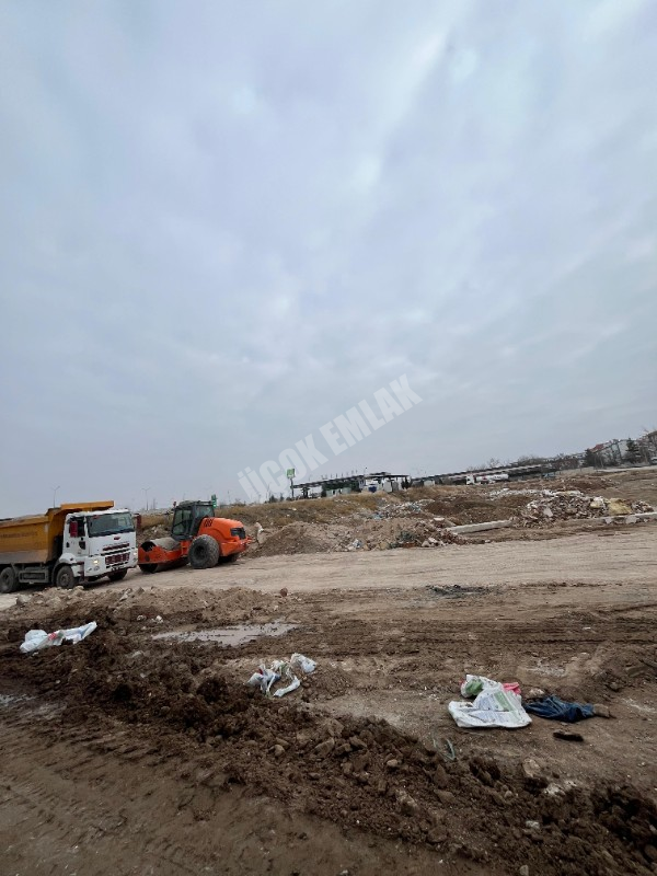 AFYON ÜÇOK EMLAKTAN VEYSEL KARANİ MAH KİRALIK 100M DÜKKAN