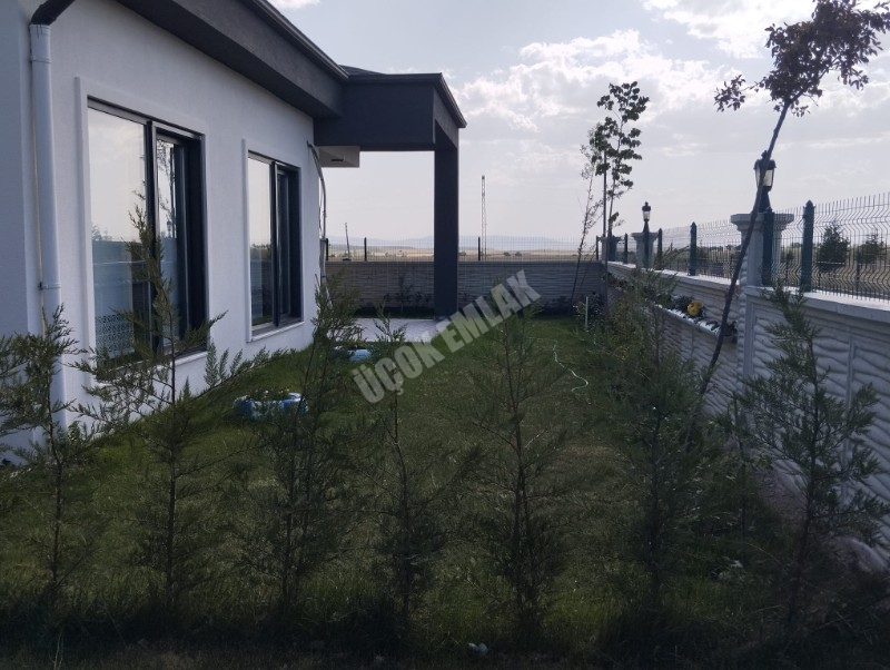 AFYON ÜÇOK EMLAKTAN İHSANİYE DE SATILIK FUL EŞYALI VİLLA