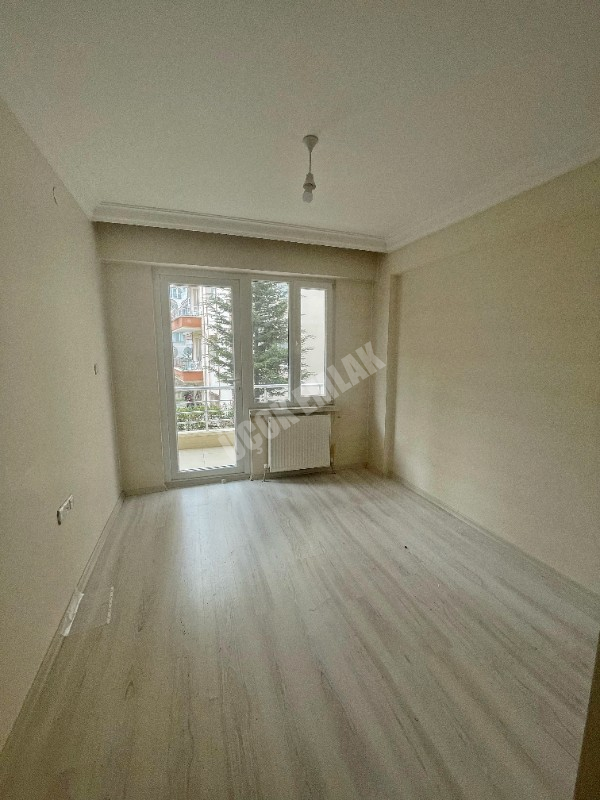 AFYON ÜÇOK EMLAKTAN GÜVENEVLER MAH KİRALIK 2+1 BAKIMLI GENİŞ DAİRE