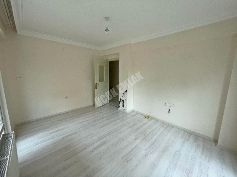AFYON ÜÇOK EMLAKTAN GÜVENEVLER MAH KİRALIK 2+1 BAKIMLI GENİŞ DAİRE